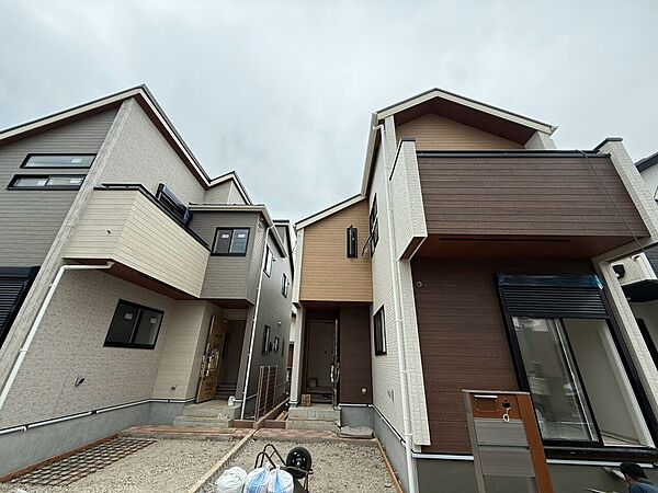 現代的なデザインの2階建て住宅の外観です