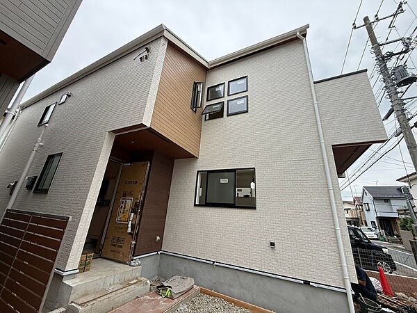 白い外壁の2階建て住宅の外観です