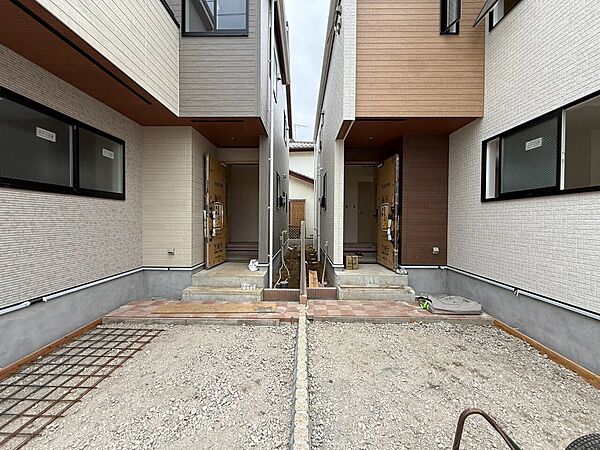 2軒分の玄関アプローチがある住宅外観