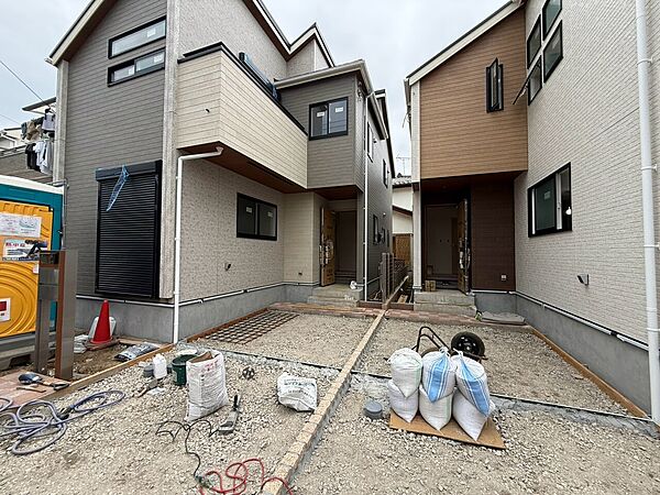 駐車スペース付きの2階建て住宅の外観です