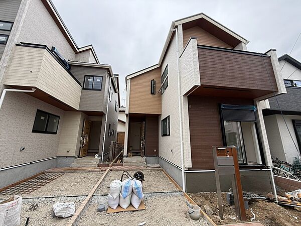 新築中の2階建て住宅の外観前面にスペースあり