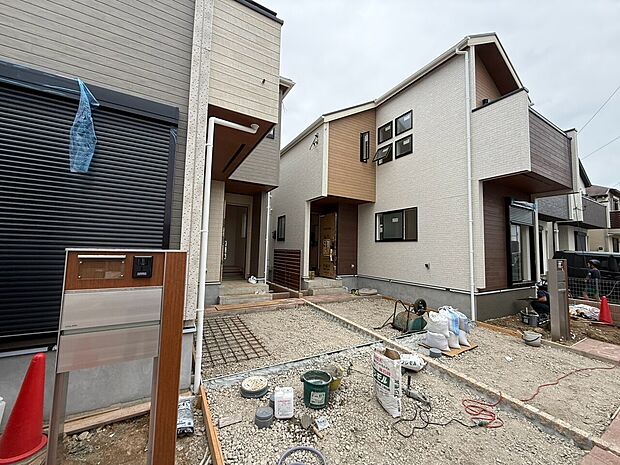 道路面に接する2階建て住宅の外観です