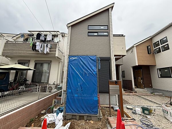 建設中の狭小住宅の外観写真です