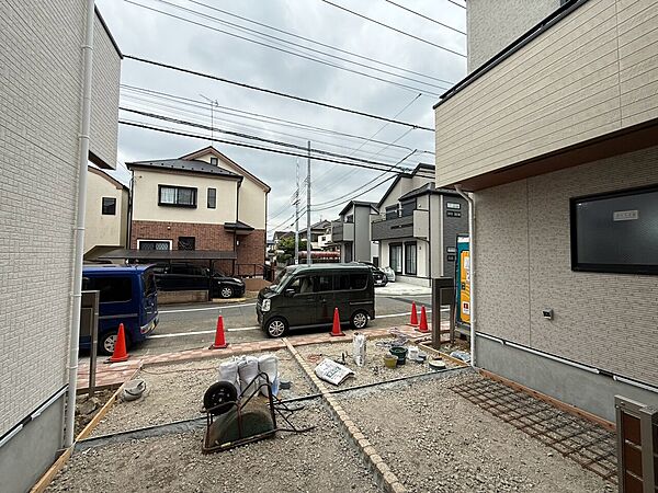 駐車場スペースと住宅の外観が見える住宅街の様子