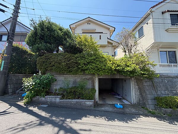 緑に囲まれた丘の上の戸建て外観