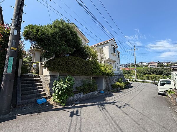 日当たり良好な住宅街の角地にある二階建ての建物