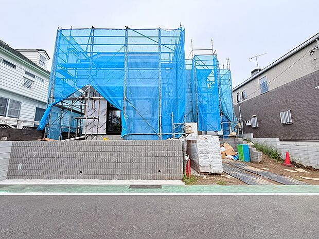 建築中の戸建て外観前面道路に面した敷地