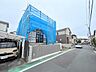 外観：建築中の建物と前面道路の様子