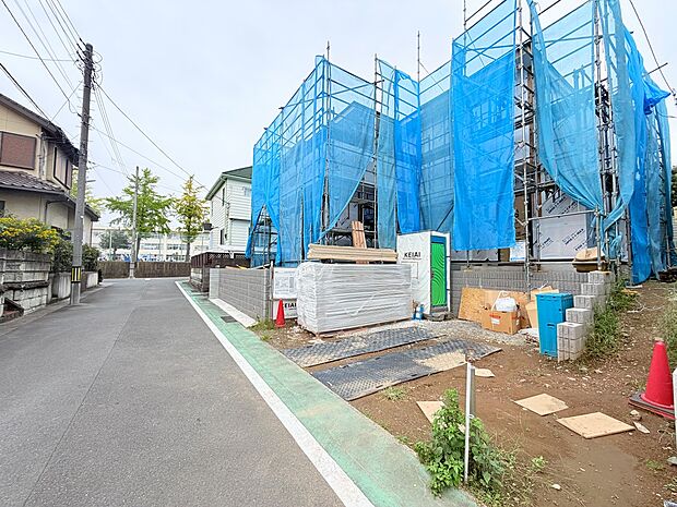 建築中の建物と前面道路の様子