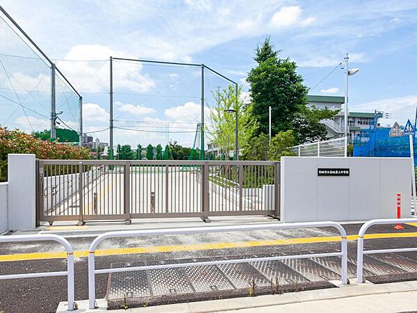 稲城市立稲城第三中学校　距離約280m