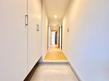 シンプルで明るい廊下の内観写真です