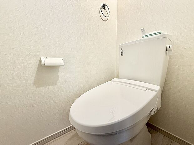 シンプルで清潔感のあるトイレの様子です