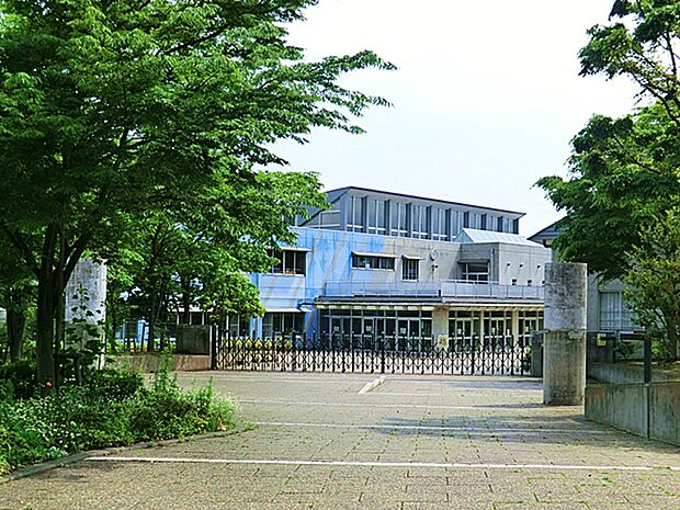 稲城市立長峰小学校 距離約550m