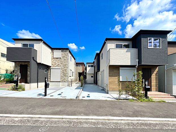 新築の2階建て住宅が隣接し駐車スペース付きです