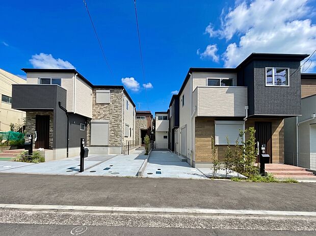 新築の2階建て住宅が並ぶ静かな住宅街の外観