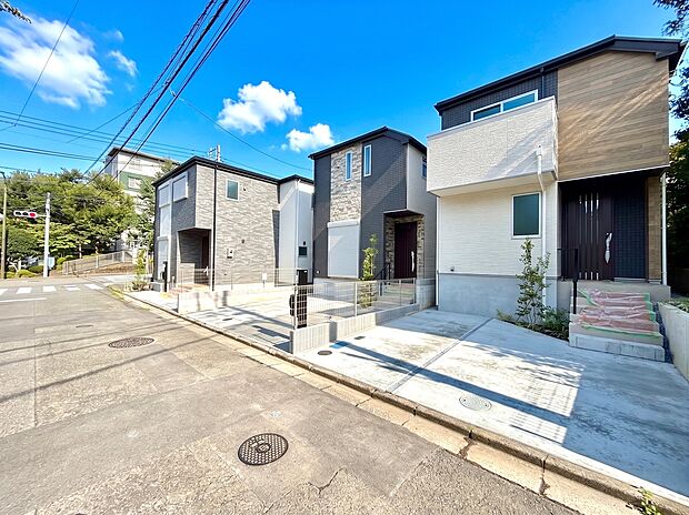 新築の住宅が並ぶ静かな住宅街の外観