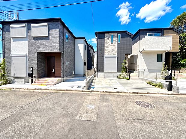 新築風の二戸建て住宅の外観、駐車スペースあり