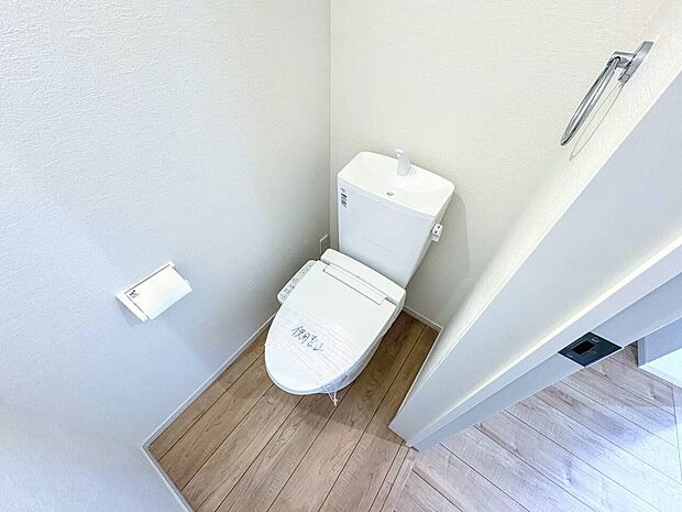 コンパクトなトイレ空間、床は木目調仕上げです
