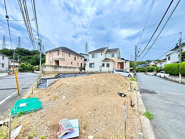 整地された土地の外観周囲に住宅が立ち並ぶ静かな環境