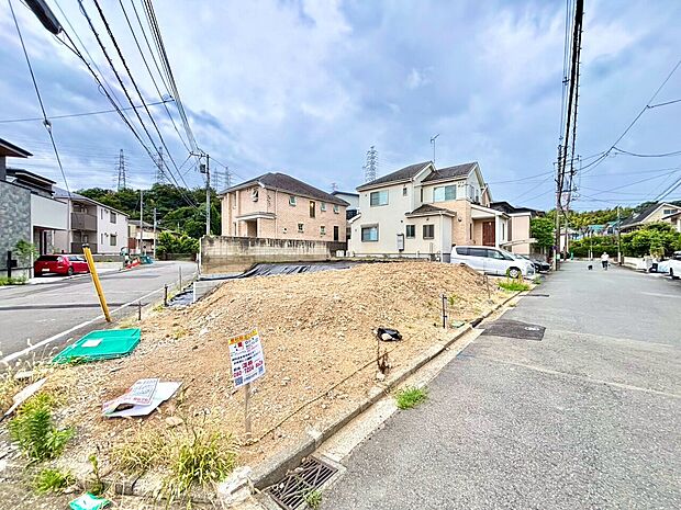 住宅街の区画整理された更地の物件です