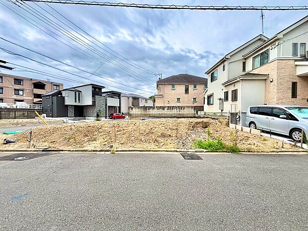 住宅街の更地の土地写真です