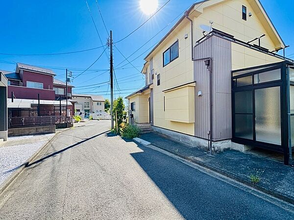 住宅街の道路沿いに立つ住宅の外観