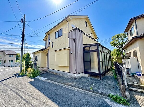 角地に建つ2階建て住宅の外観です