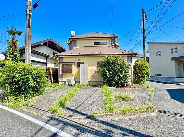 二階建ての戸建住宅、駐車スペース付きの外観です