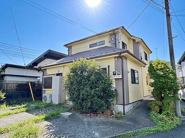 庭付きの2階建て住宅の外観です