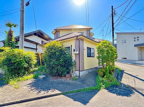 日当たり良好な角地にある一戸建ての外観です