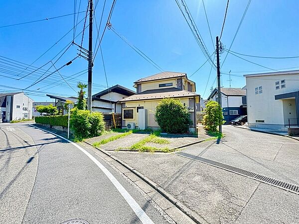閑静な住宅街にある2階建ての戸建て外観です