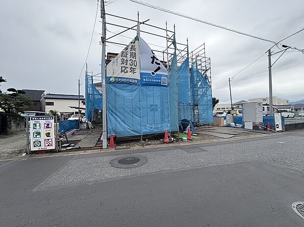 建築中の建物と周辺道路の様子