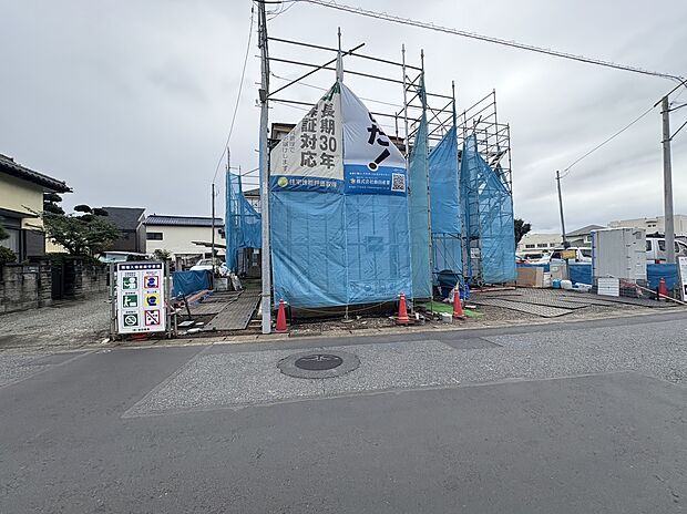 建築中の建物を道路側から撮影
