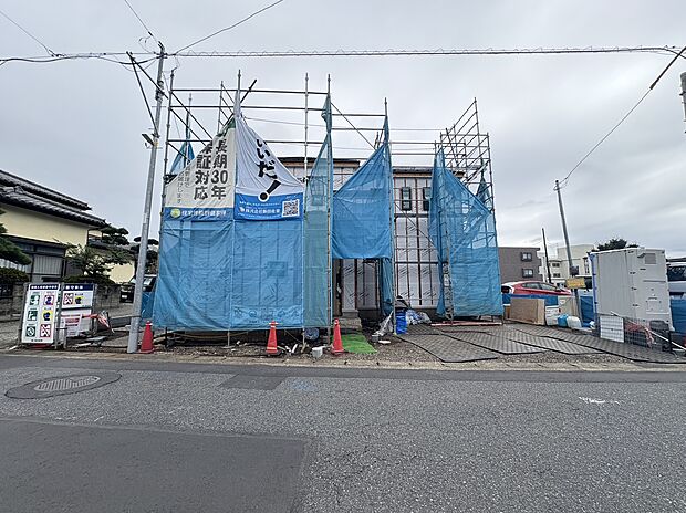建築中の建物を道路側から撮影