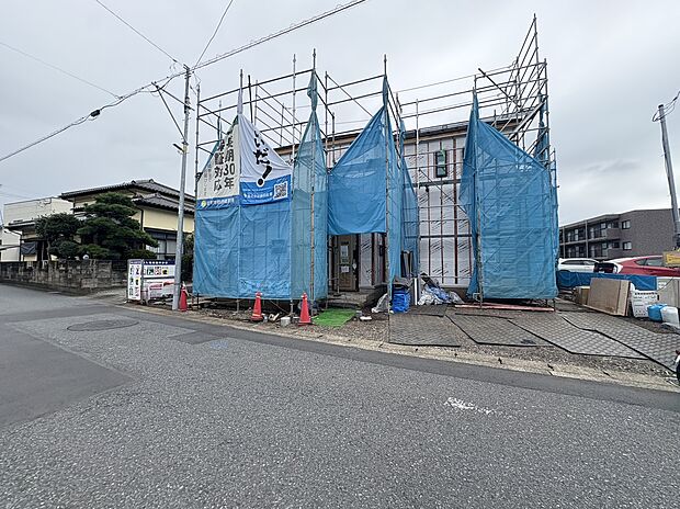 建築中の建物を覆う青い防護ネット