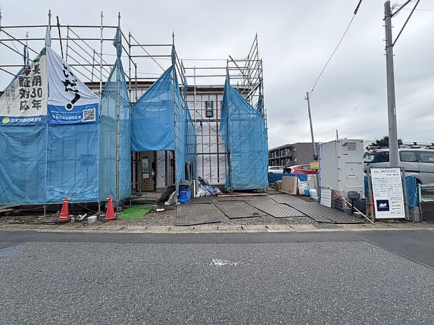建築中の建物と前面道路の様子