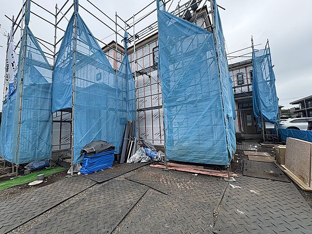 青い養生シートで覆われた建築中の建物