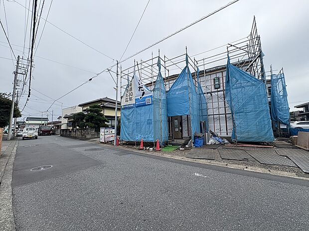 建築中の建物と前面道路の様子