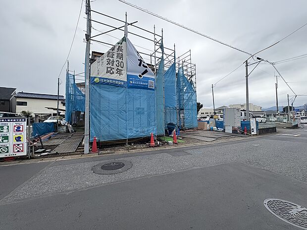 建築中の建物と前面道路の様子