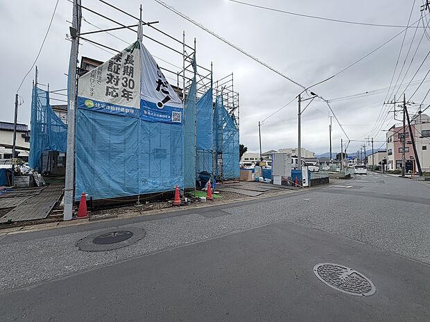 建築中の建物がある前面道路の様子