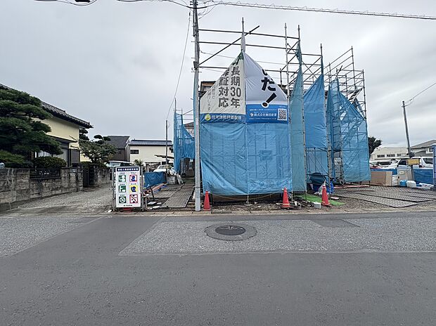 建築中の建物と前面道路の様子