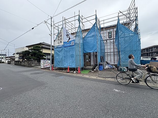 建築中の建物と前面道路の様子