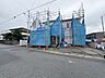 外観：建築中の建物を道路側から撮影