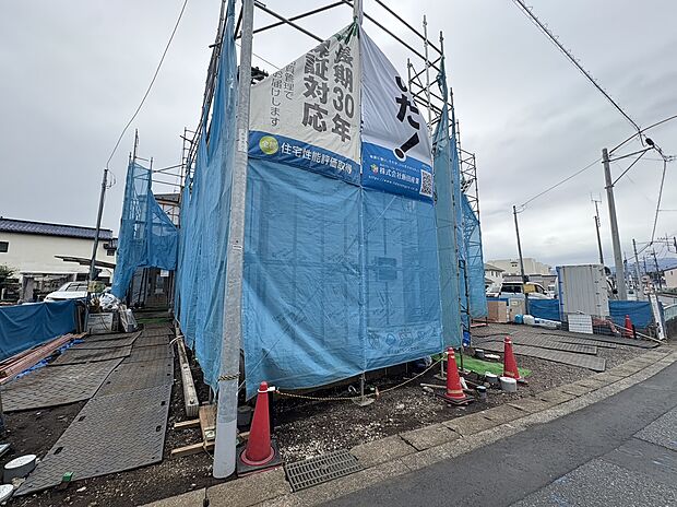建築中の建物を覆う青い防護シート
