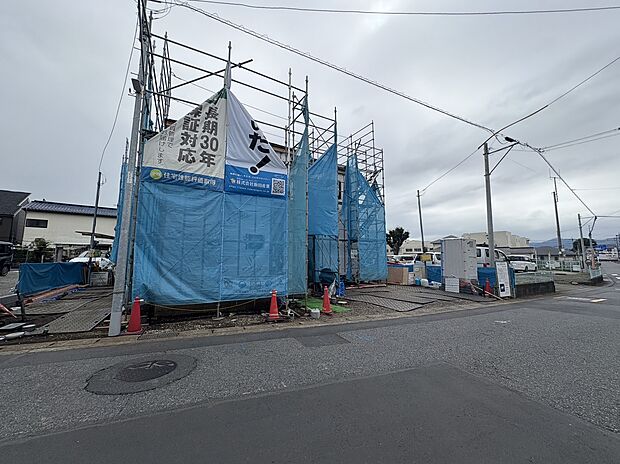 建築中の建物と周辺道路の様子