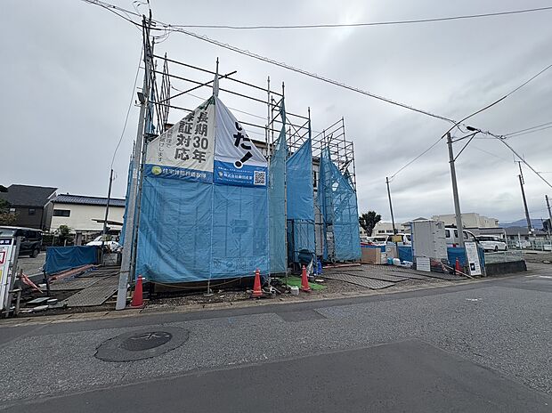 建築中の建物と周辺道路の様子