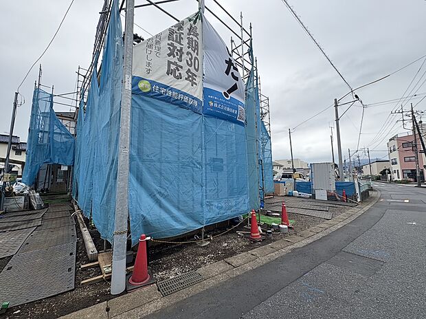 建築中の建物と周辺道路の様子