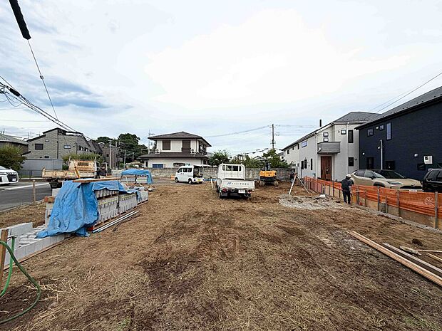 建設中の土地と住宅がある現地の様子です