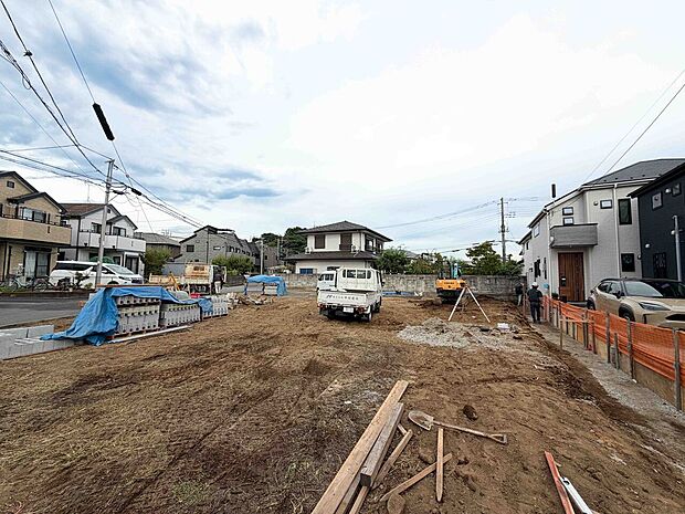 建築中の戸建て住宅、整地された敷地の様子が見える