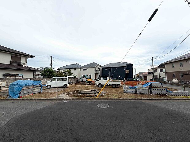 建築中の住宅用地、周囲に住宅が立ち並ぶエリアです